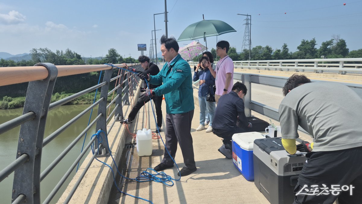 경기도의회 고준호 의원(국민의힘, 파주1)이 지난 9일, 북한 평산제련소에서 발생한 미처리 우라늄 폐수의 예성강 방류 의혹에 대한 실질적 대응으로 임진강 수계 핵심 지점에서 직접 표층수를 채수하고 방사능 및 중금속 오염에 대한 정밀검사에 착수했다. 사진제공|고준호 의원