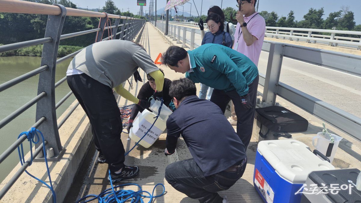 경기도의회 고준호 의원(국민의힘, 파주1)이 지난 9일, 북한 평산제련소에서 발생한 미처리 우라늄 폐수의 예성강 방류 의혹에 대한 실질적 대응으로 임진강 수계 핵심 지점에서 직접 표층수를 채수하고 방사능 및 중금속 오염에 대한 정밀검사에 착수했다. 사진제공|고준호 의원