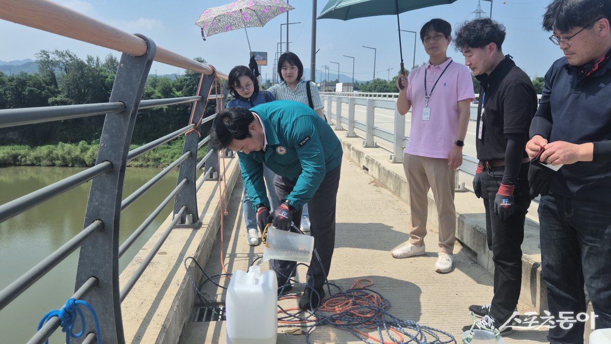 경기도의회 고준호 의원(국민의힘, 파주1)이 지난 9일, 북한 평산제련소에서 발생한 미처리 우라늄 폐수의 예성강 방류 의혹에 대한 실질적 대응으로 임진강 수계 핵심 지점에서 직접 표층수를 채수하고 방사능 및 중금속 오염에 대한 정밀검사에 착수했다. 사진제공|고준호 의원