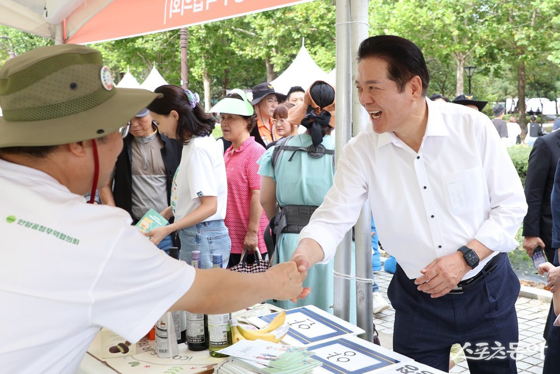 민선 8기 3주년을 맞은 안양시가 시정 전반에 대한 시민 만족도 조사에서 응답자 10명 중 9명이 긍정적인 평가를 내린 것으로 나타났다(2024년 9월 28일 평촌중앙공원 춤축제에서 최대호 안양시장 모습). 사진제공|안양시