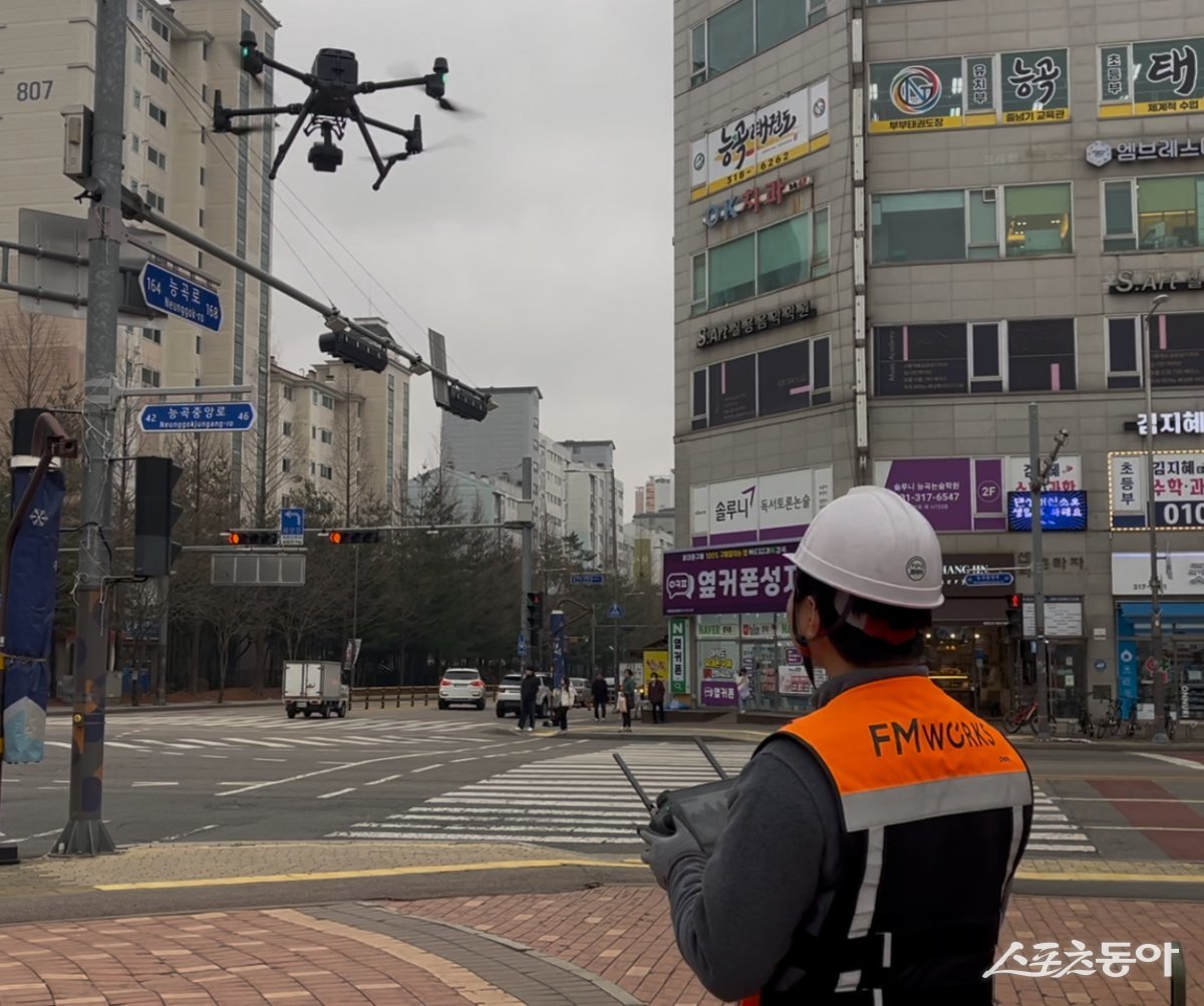 시흥시가 세계 최초로 드론과 인공지능을 결합한 옥외광고물 안전 점검 실증을 진행하고 있다. 사진제공|시흥시