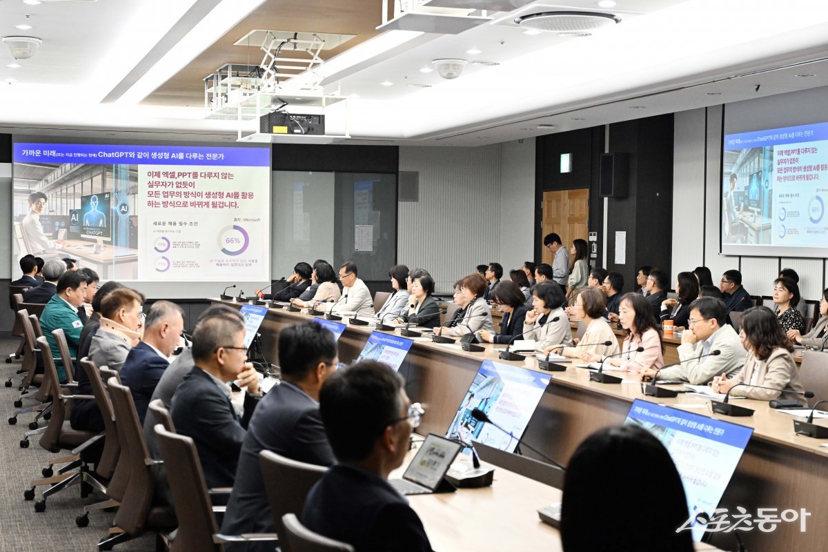 시흥시가 5급 이상 공무원을 대상으로 AI 기반 의사결정 지원을 위한 특강을 시행하고 있다. 사진제공|시흥시