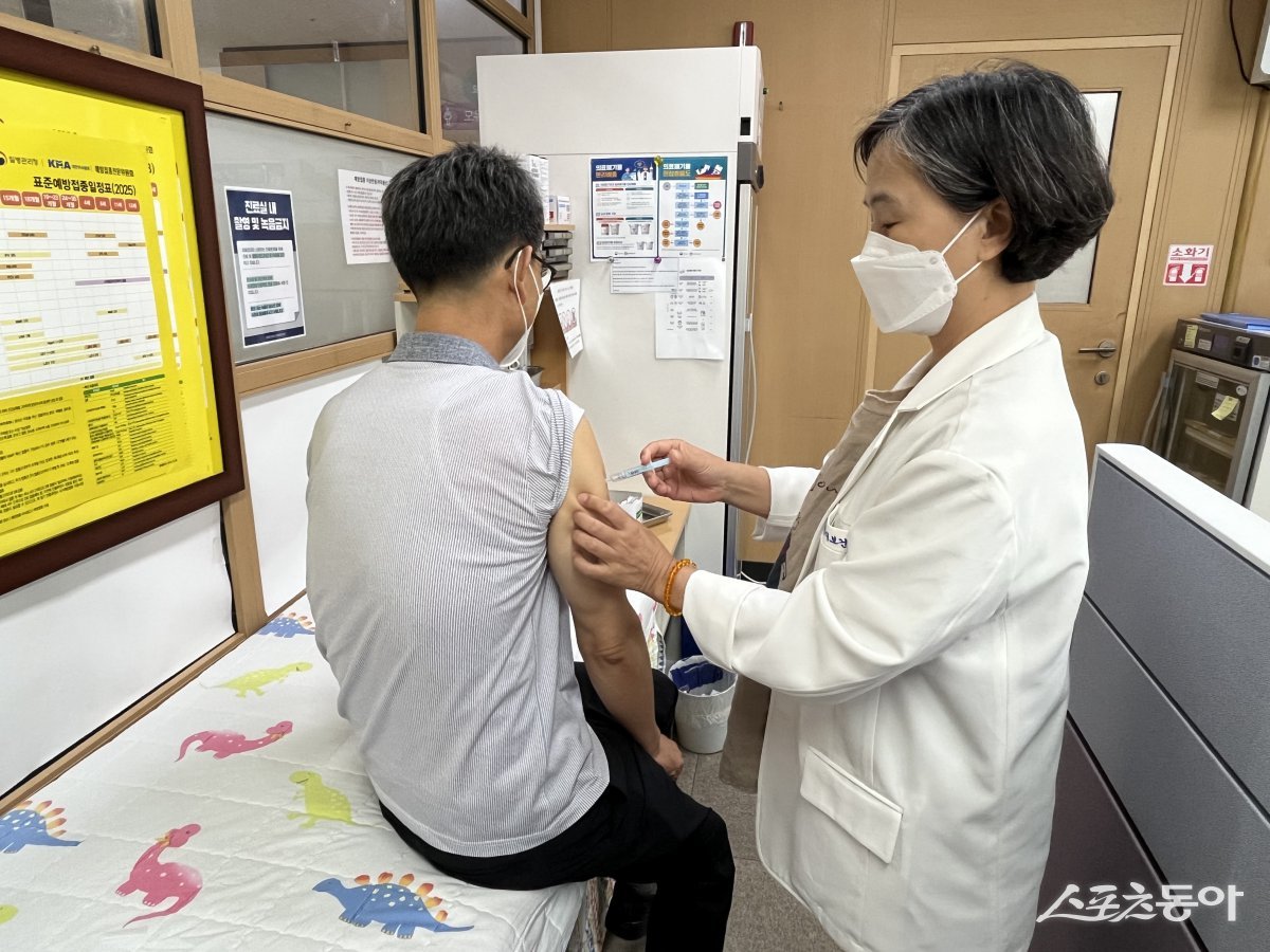 제천시가 지난 9일 고령층 건강 보호와 삶의 질 향상을 위해 80세 이상 어르신을 대상으로 한 대상포진 예방접종을 지원하고 있다(예방접종 모습). 사진제공｜제천시