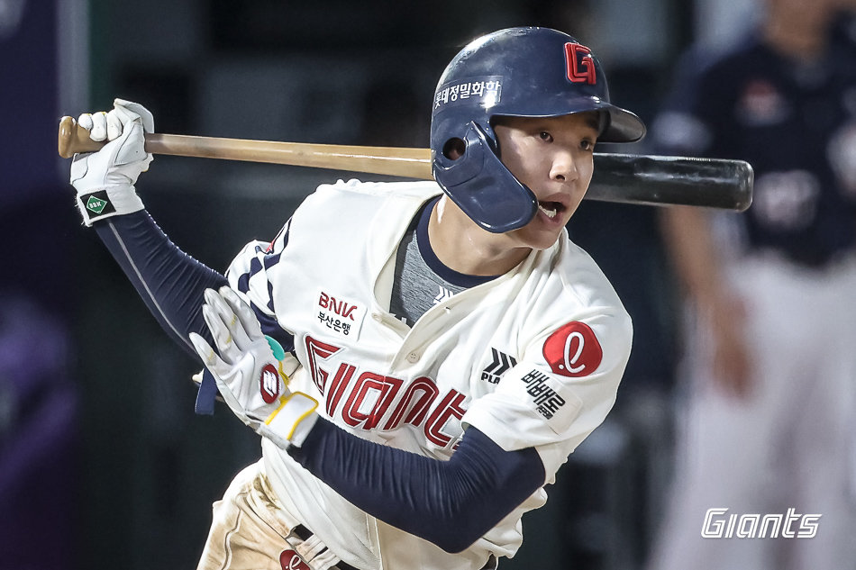 롯데 이호준이 9일 사직구장에서 열린 두산과 홈경기 연장 11회말 끝내기 2루타를 치고 있다. 사진제공|롯데 자이언츠