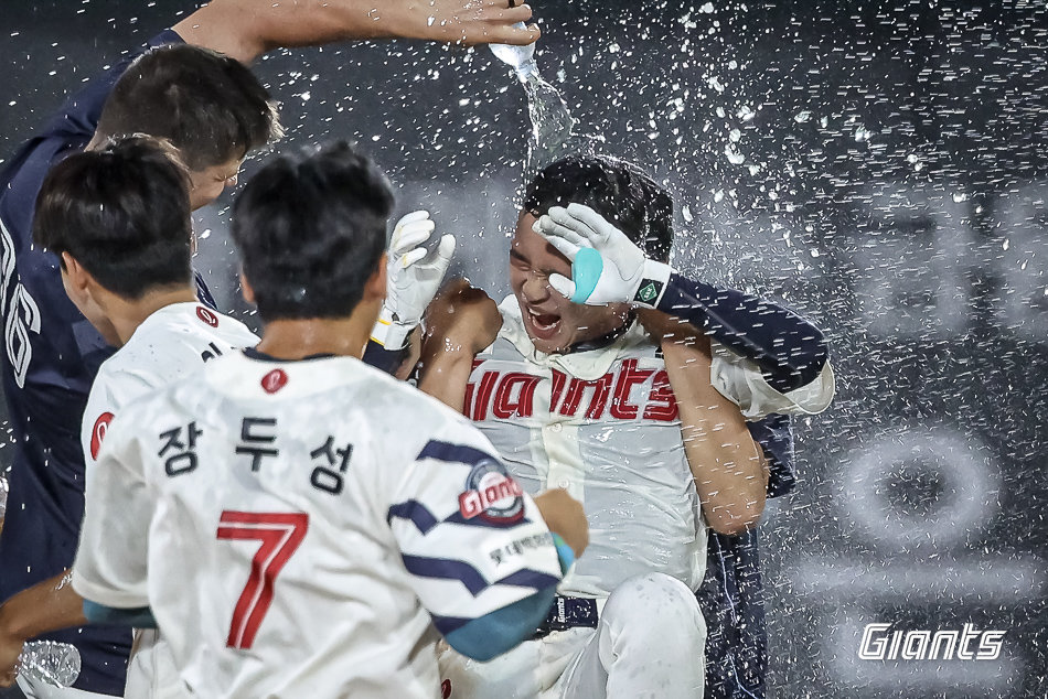 롯데 이호준이 9일 사직구장에서 열린 두산과 홈경기 연장 11회말 끝내기 2루타를 친 뒤 동료들에게 물세례를 받고 있다. 사진제공|롯데 자이언츠