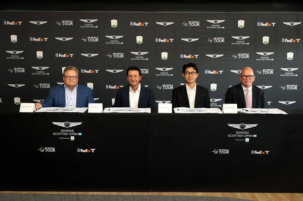 PGA 투어 최고 커머셜 책임자 릭 앤더슨, 현대차 대표이사 호세 무뇨스 사장, 제네시스사업본부장 송민규 부사장, DP 월드투어 최고경영자 가이 키닝스(왼쪽부터)가 후원 연장 계약에 서명한 뒤  포즈를 취하고 있다. 사진제공 | PGA 투어