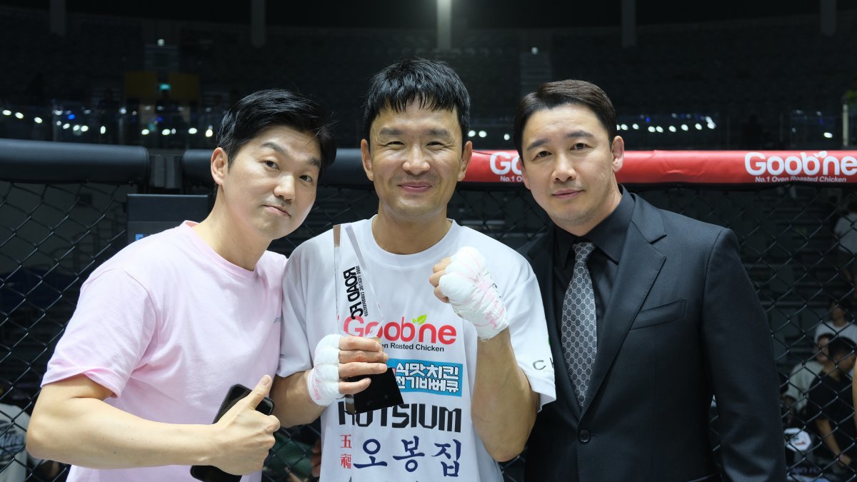 개그맨 파이터 윤형빈(가운데)이 지난달 28일 서울 장충체육관에서 열린 ‘굽네 로드FC 073’에서 유튜버 밴쯔를 상대로 승리한 뒤  로드FC 정문홍 회장(오른쪽), 김앤장 법률사무소 박민철 변호사와 함께 사진촬영을 하고 있다. 사진제공｜로드FC