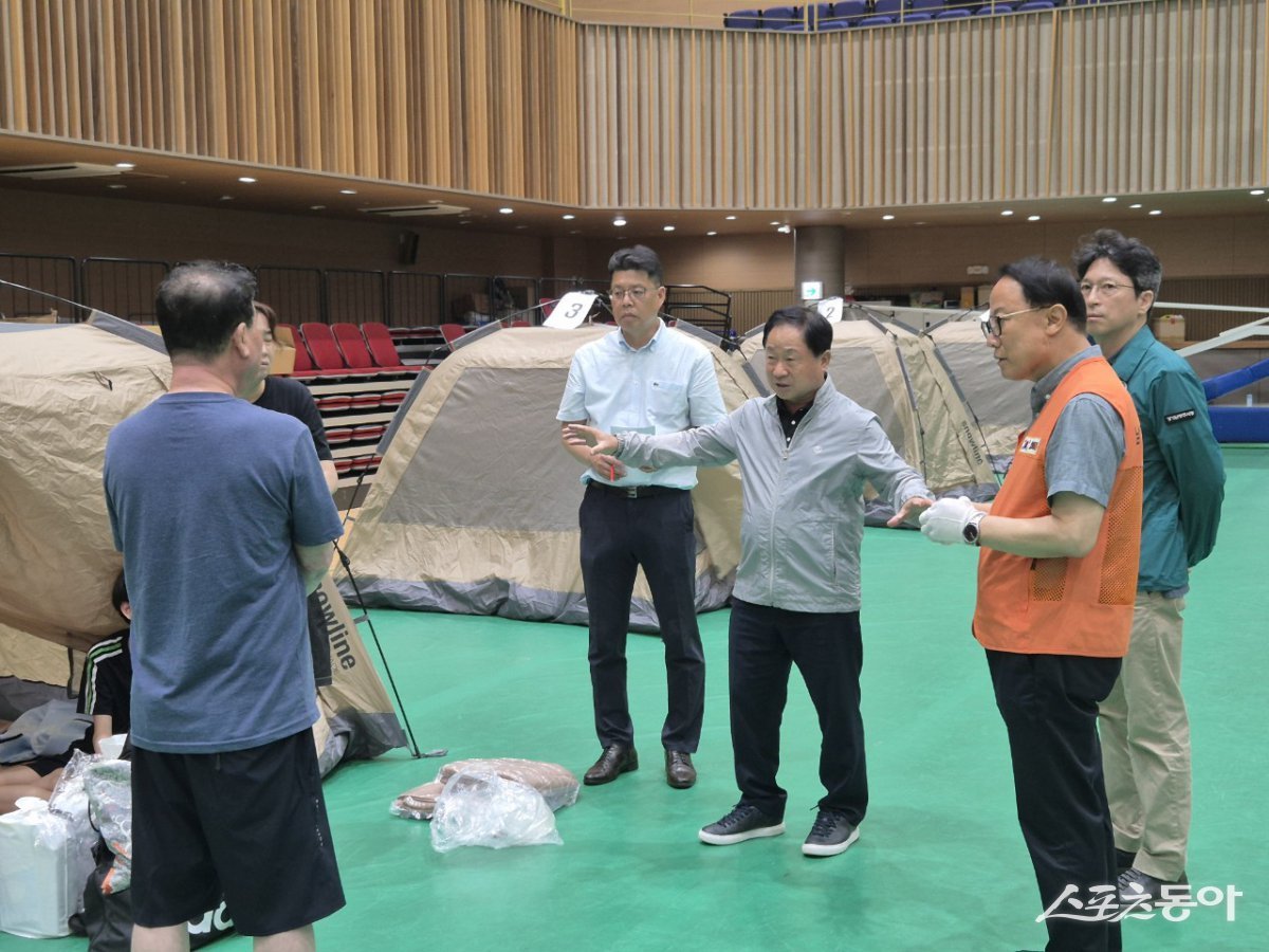 주광덕 시장(오른쪽 세번째)이 9일 화도체육문화센터 주민들 임시 대피소를 살펴보고 있다. 사진제공ㅣ남양주시
