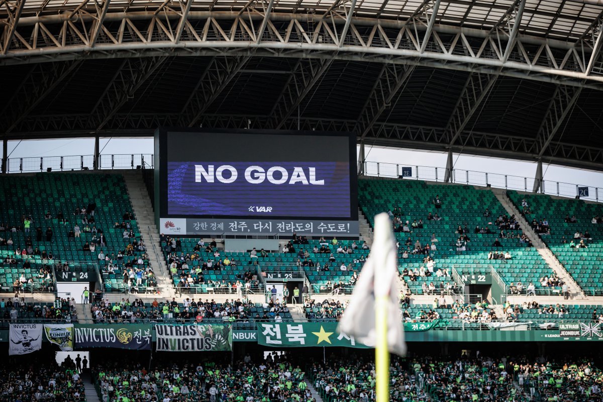 KFA와 한국프로축구연맹은 K리그에서 VAR 결과의 장내 방송 도입을 본격화한다. 주심이 온필드 리뷰를 통해 판정을 내린 뒤, 경기장 스피커를 통해 해당 판정의 이유를 관중에게 직접 설명하는 제도다. 사진제공|한국프로축구연맹