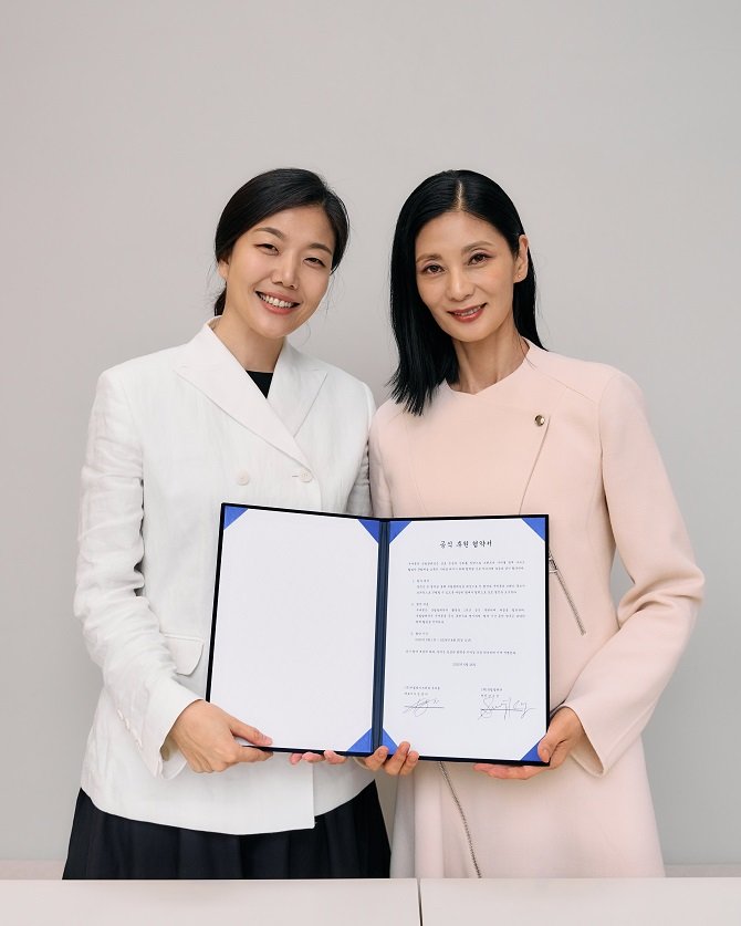 강경미 쿠에른 대표이사(왼쪽)와 강수진 국립발레단 단장. 사진제공ㅣ쿠에른(CUEREN)