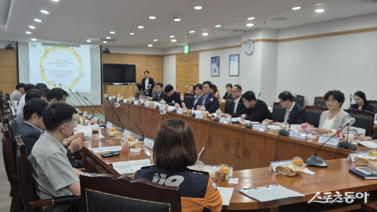 경기도의회 고준호 의원(국민의힘, 파주1)은 지난 10일 국민건강보험공단 일산병원에서 열린 ‘서북권역(파주·고양·김포) 응급의료협의체 회의’에 참석해, 경기북부 지역의 소아·분만 응급의료체계 실태를 점검하고 공공의료 협력망 재정비의 필요성을 강력히 제기했다. 사진제공|고준호 의원