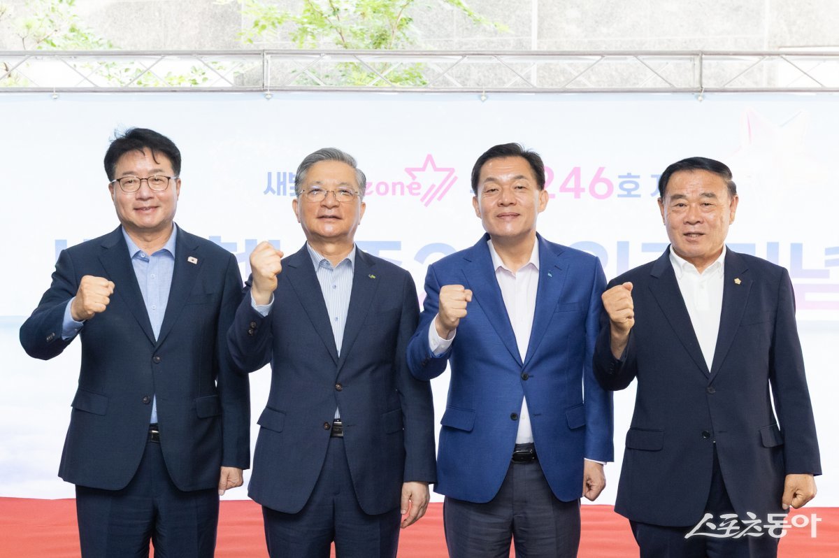 이재준 수원시장(오른쪽 2번째), 이재식 수원시의회 의장, 염태영 의원, LH 이한준 사장이 입주기념식에서 함께하고 있다. 사진제공｜수원시