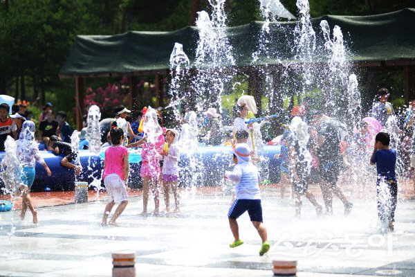 울진 왕피천공원 내 물놀이형 수경시설이 개장돼 본격적 운영에 들어갔다. 사진제공 ㅣ 울진군