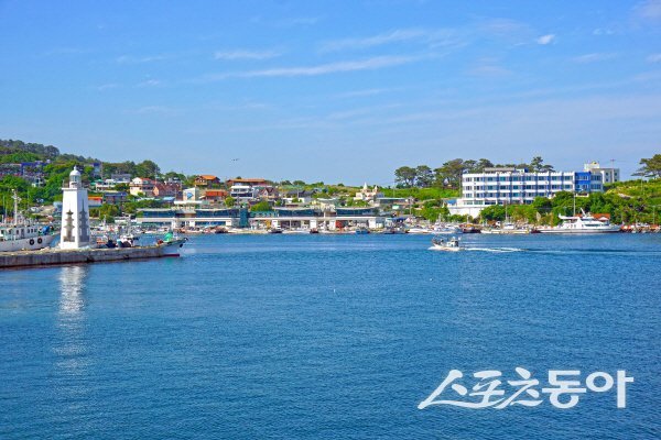 본격적 여름 휴가철을 맞아 청량한 동해안을 배경으로 한 감성 가득한 힐링의 감포항 전경. 사진제공 ㅣ 경주시