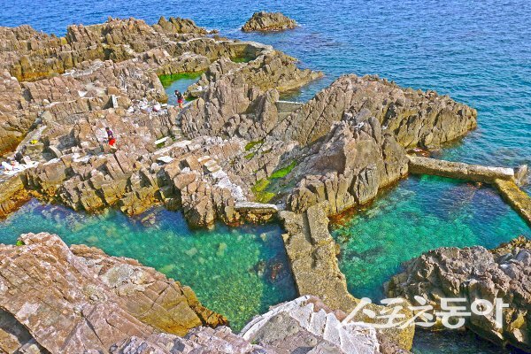 송대말 등대 앞바다의 청정하고 오묘한 광경이 신비감을 나타내고 있다. 사진제공 ㅣ 경주시