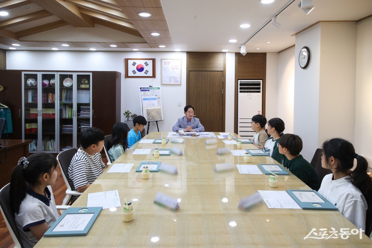 주광덕 시장이 10일 시청에서 관내 초등학생 8명을 대상으로 ‘제24기 1일 명예시장’들과 소통을 하고 있다. 사진제공ㅣ남양주시