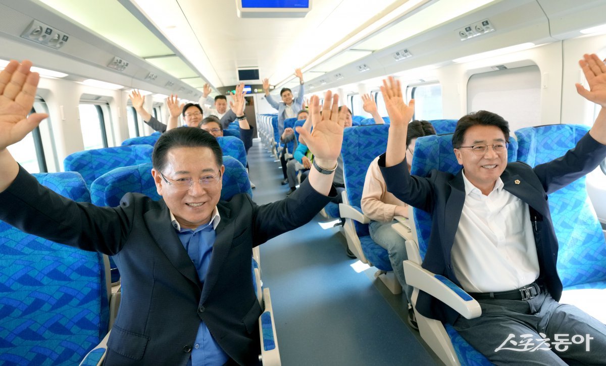 김영록 전라남도지사가 지난 10일, 개통 예정인 전남 남해선 ‘목포~보성’ 구간의 영업시운전 열차 출발을 축하하며 관계자들과 환호하고 있다. 사진제공=전남도