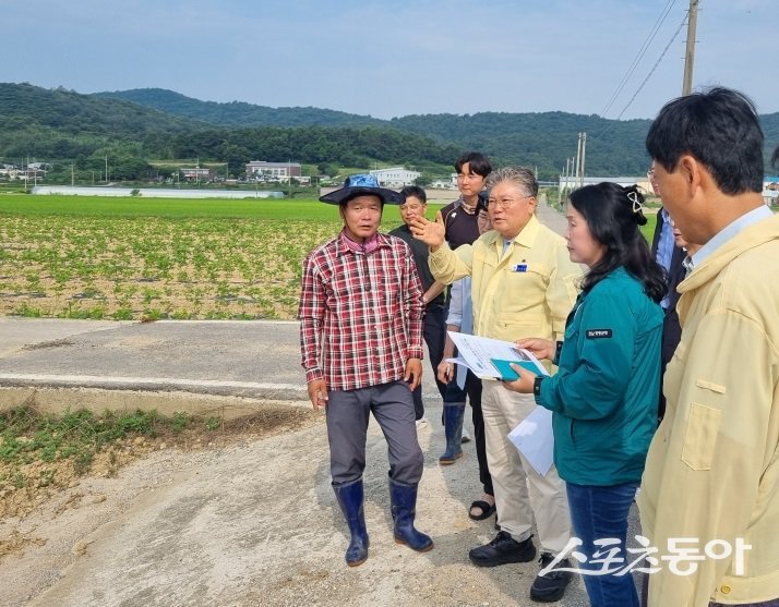 장세일 영광군수가 군 관계자들과 최근 묘량면 운당리의 논콩 재배단지를 방문하여 농업 현장의 가뭄 대책 추진현황을 점검하고 있다. 사진제공=영광군