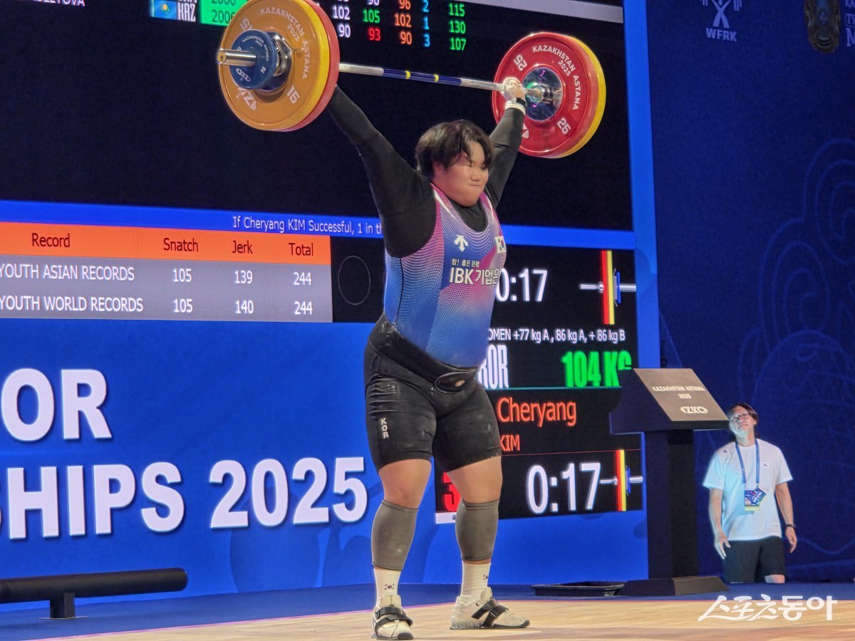 광주체육고 김체량 선수가 지난 9일 카자흐스탄 아스타나에서 열린 ‘2025 아시아 유소년 역도선수권 대회’ 여자+77kg이상 급에서 우승을 차지했다.  사진제공=광주시교육청