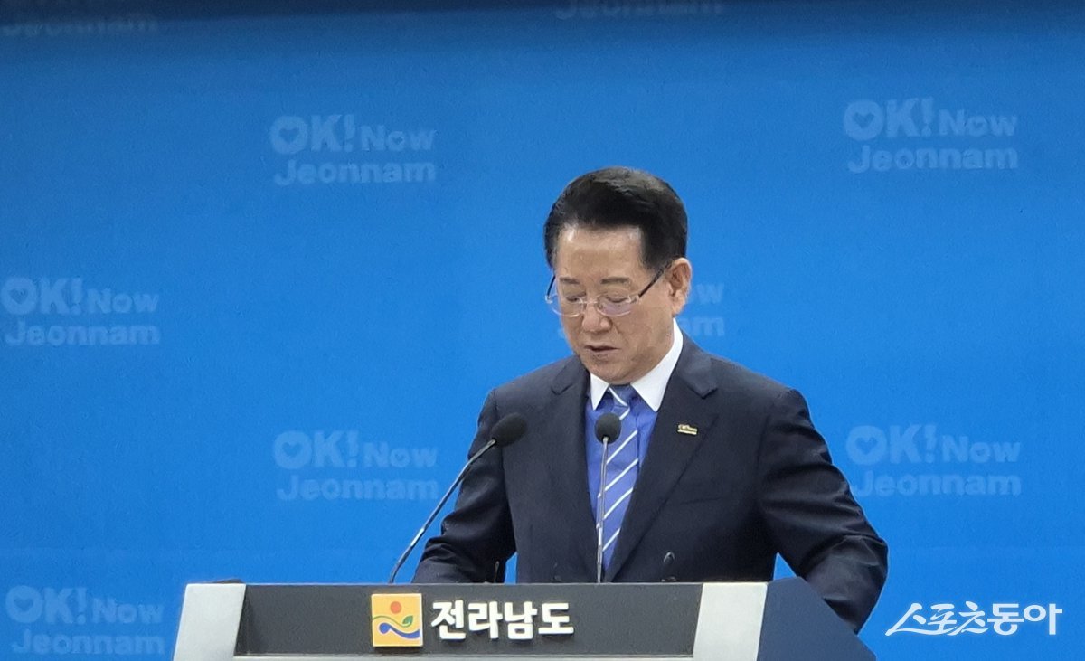 김영록 전라남도지사가 11일 오전 도청 브리핑룸에서 이재명 정부의 획기적 RE100 산업단지 정책에 대한 환영문을 발표하고 있다. 사진제공=전남도
