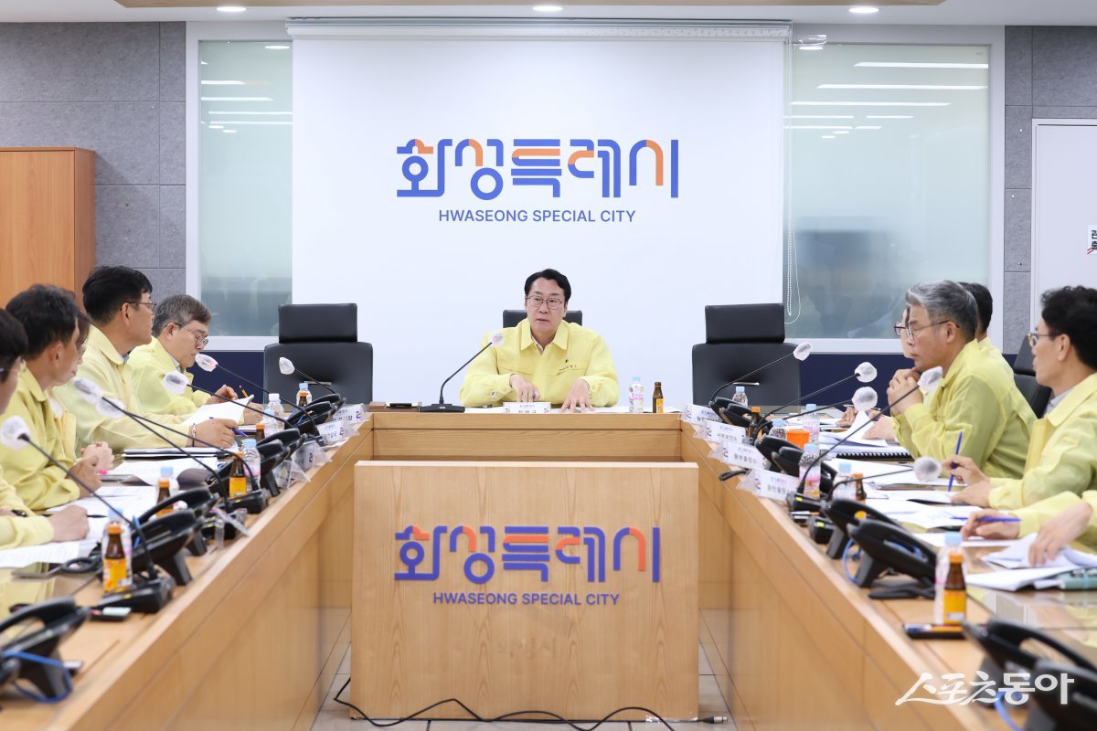 정명근 화성특례시장이 지난 11일 폭염 대비 긴급 대책회의를 주재하며 폭염 대응을 철저히 할 것을 지시하고 있다. 사진제공｜화성시