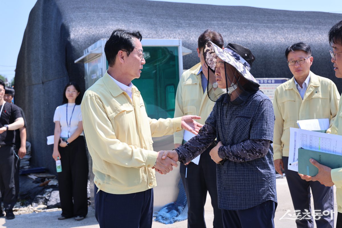 정명근 화성특례시장이 지난 11일 남양읍 소재 닭 사육 농가를 찾아 폭염으로 인한 고충을 청취하고 있다. 사진제공｜화성시