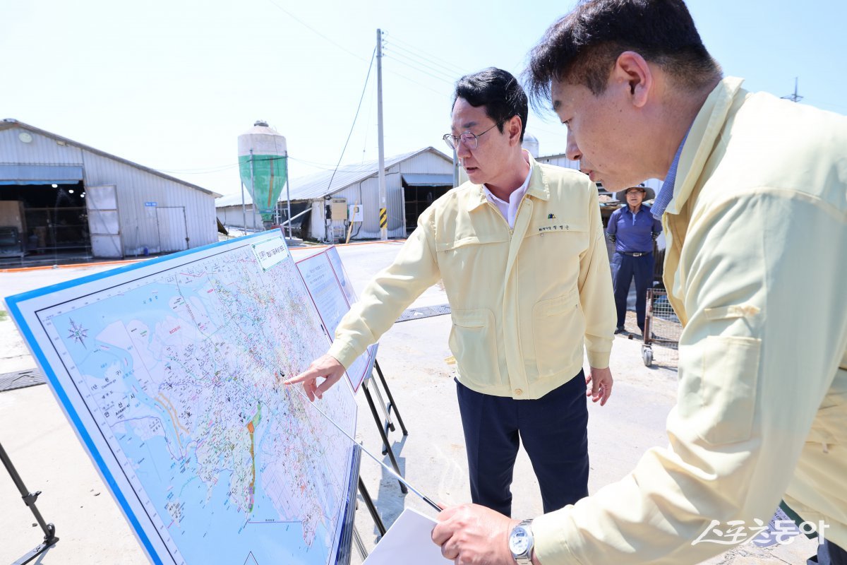 정명근 화성특례시장이 지난 11일 남양읍 소재 닭 사육 농가에서 축산농가 현황보고를 받고 있다. 사진제공｜화성시