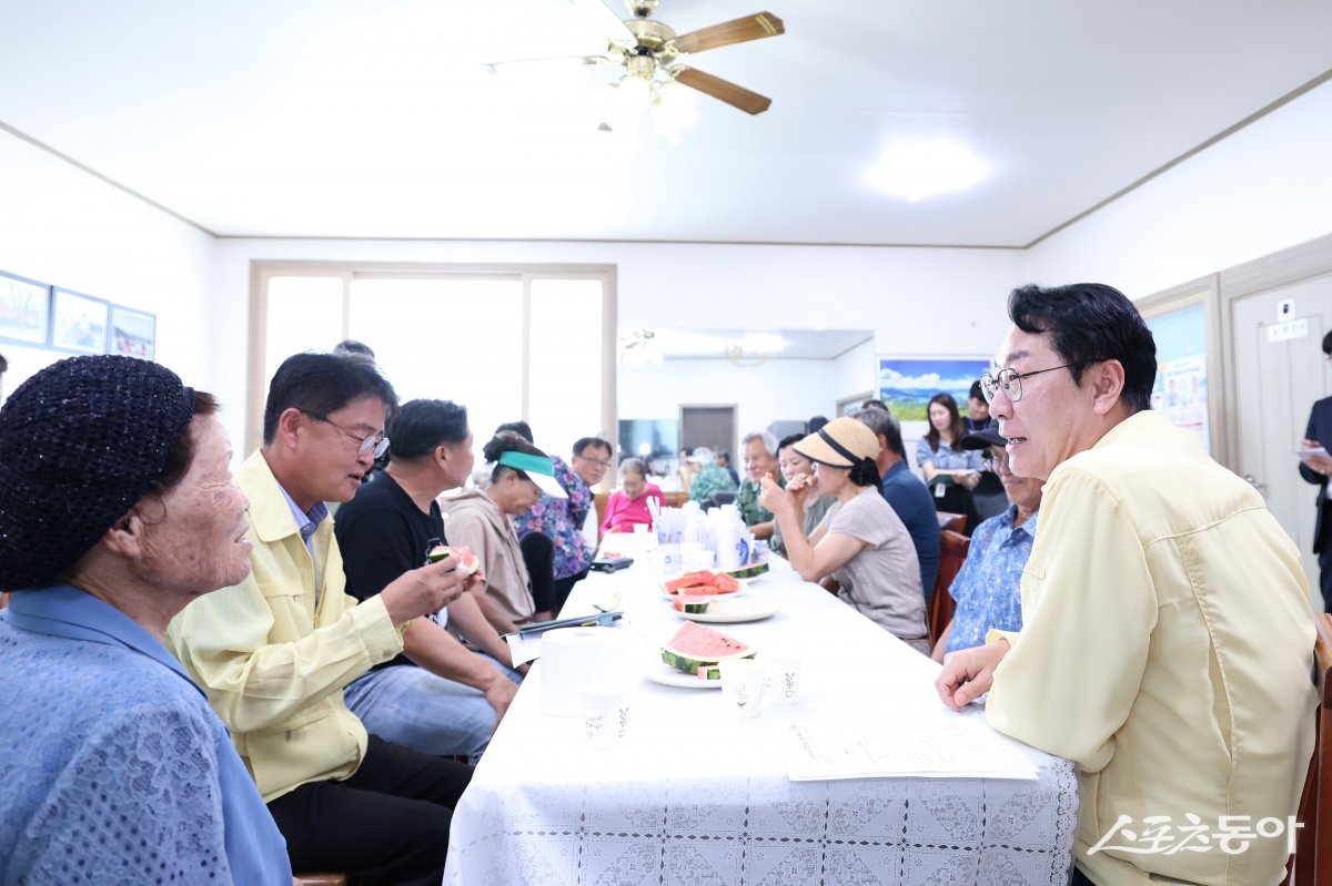 정명근 화성특례시장이 지난 11일 무송1리 경로당 무더위쉼터를 방문해 어르신들의 건강을 살피고 있다. 사진제공｜화성시