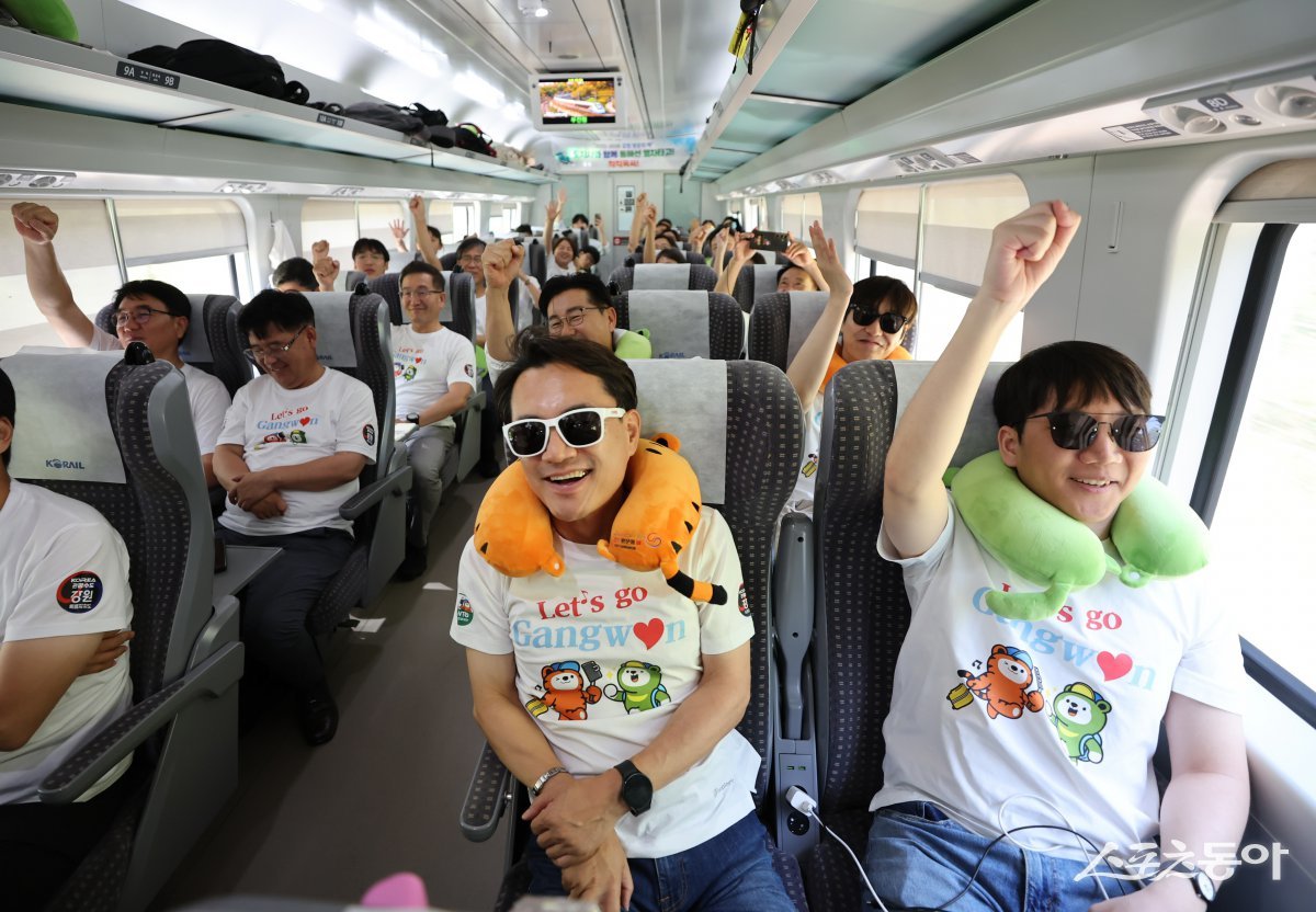 강원특별자치도(도지사 김진태)는 지난 11일, ‘2025~2026 강원 방문의 해’ 홍보를 위해 동해선 열차를 타고 부산 부전역을 방문해, 강원관광재단과 부산관광공사 간 동해선 연계 관광 활성화를 위한 협약을 체결하며 협력 행보에 나섰다. 사진제공｜강원도