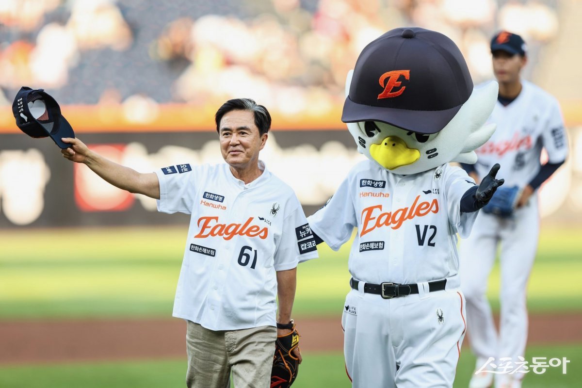 이날 행사 하이라이트는 한화이글스와 KIA타이거즈의 경기 시작 전 펼쳐진 김태흠 충남도지사의 시구였다. 김 지사는 유니폼을 입고 마운드에 올라 힘차게 공을 던지며 충남도의 열정과 도립대학의 비전을 상징적으로 전했다. 사진제공|충남도립대학교