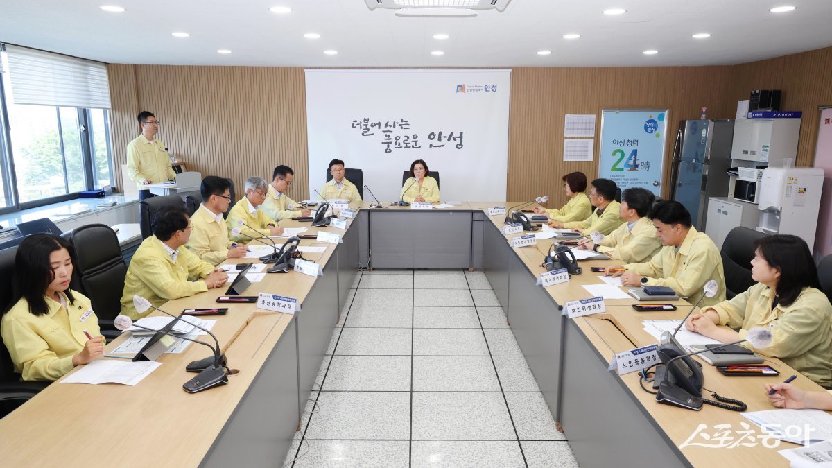 안성시(시장 김보라)는 연일 이어지는 기록적인 폭염에 대응하기 위해 7월 11일 폭염대비 TF팀 회의를 열고, 관내 주요 시설에 대한 현장 점검을 병행하며 시민 안전 확보에 총력을 기울이고 있다. 사진제공|안성시