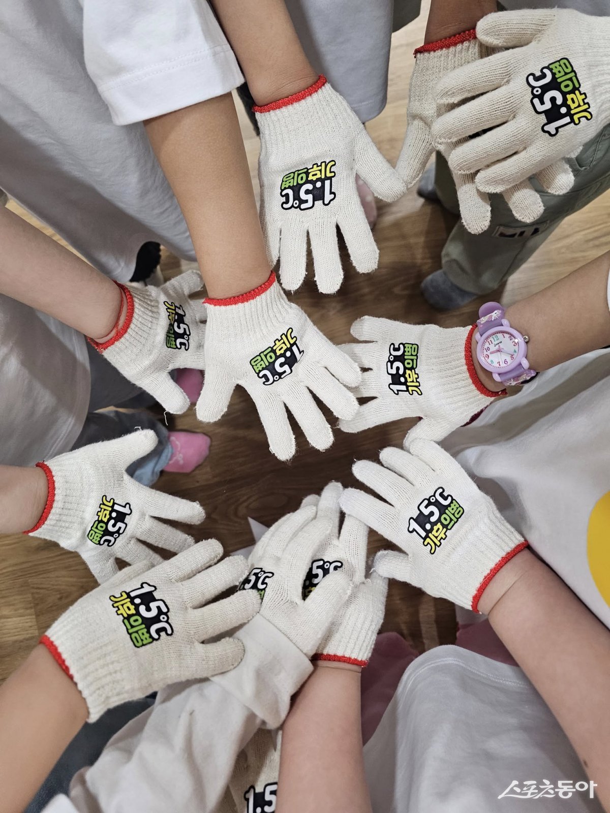 지난 5월 1.5℃ 기후의병 단체회원 해누리 유치원 원아들이 한내근린공원 일대에서 줍킹활동을 진행하고 기념사진을 촬영하고 있다. 사진제공｜광명시