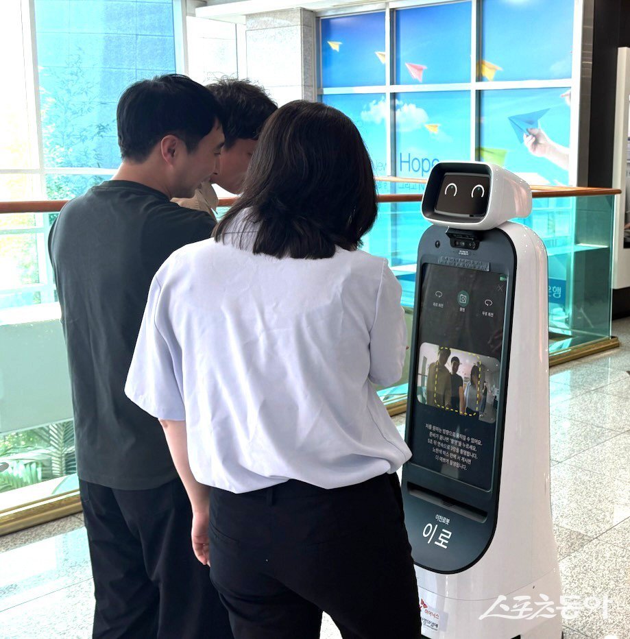 이천시(시장 김경희)는 시청을 방문하는 외국인 민원인의 편의성을 높이기 위해 시청 청사 내 안내로봇 ‘이로’에 태국어와 베트남어 지원 기능을 새롭게 추가하고, 음성 인식 기반의 실시간 대화 기능도 탑재했다. 사진제공|이천시