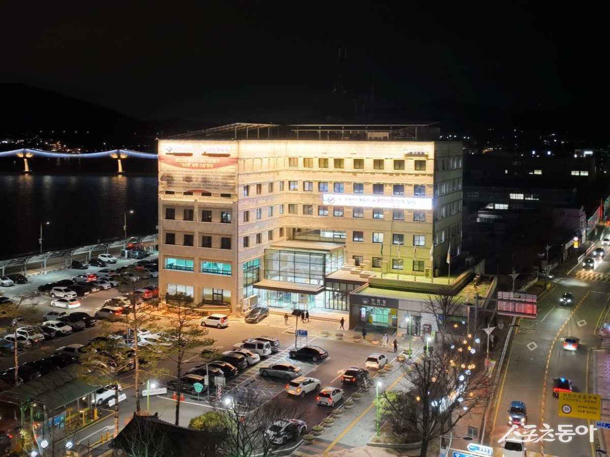 양평군(군수 전진선)이 만 70세 이상 어르신을 대상으로 대중교통 이용 요금을 연 최대 36만 원까지 지원하는 ‘어르신 교통비 지원 사업’이 경기도 시범사업에 최종 선정됐다(양평군청 전경). 사진제공|양평군