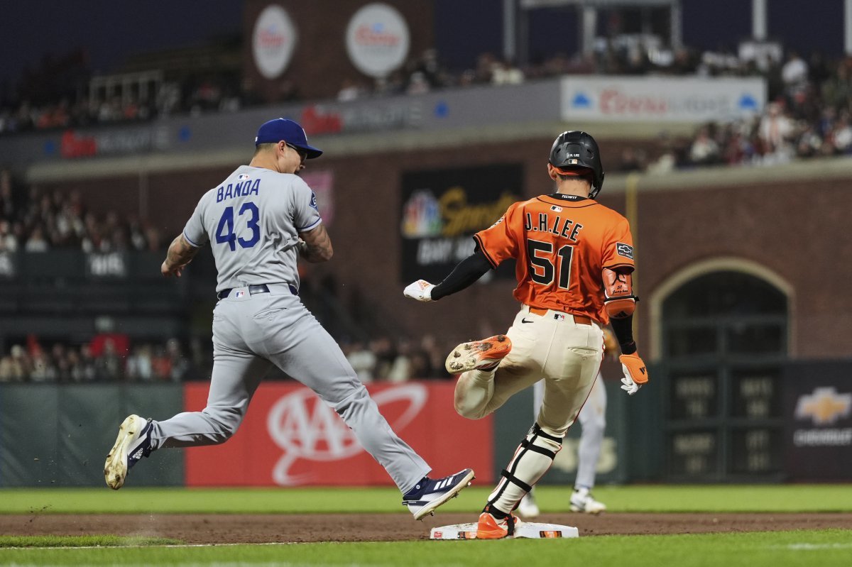 샌프란시스코 이정후(오른쪽)는 12일 다저스전에서 6번타자 중견수로 선발출전해 결승 2타점 3루타를 포함해 4타수 3안타 3타점으로 활약했다. 샌프란시스코(미 캘리포니아주)|AP뉴시스