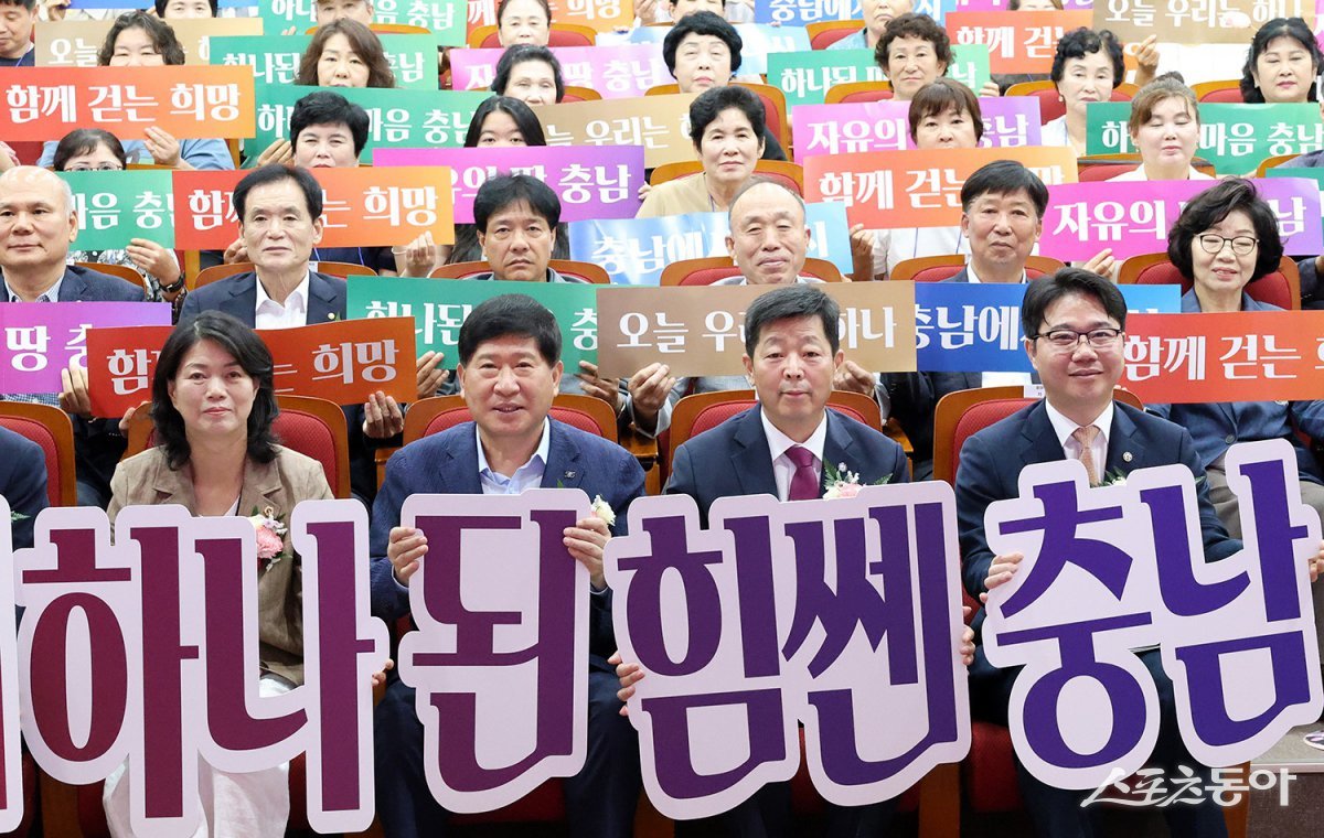 충청남도는 지난 12일 충남도서관 대강당에서 ‘제2회 북한이탈주민의 날’ 기념식을 개최하고, 북한이탈주민의 삶의 질 향상과 지역사회 통합, 나아가 한반도 통일 실현을 위한 지속적인 노력을 다짐했다. 사진제공｜충남도