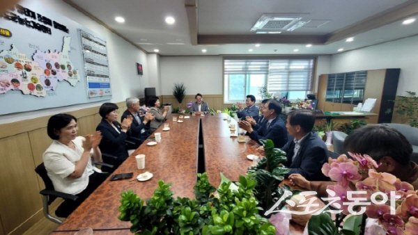 김하수 청도군수가 제3회 청도 복숭아 품평회를 마치고 관계자들과 간담회를 하고 있다. 사진제공 ㅣ 청도군