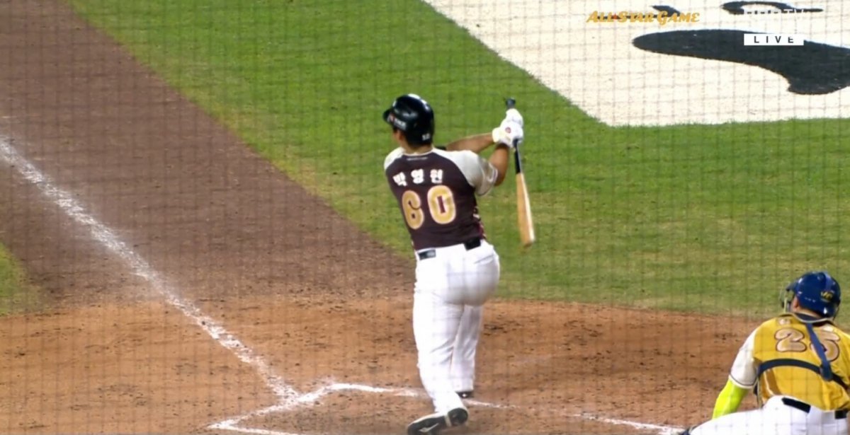 KT 박영현(사진)은 12일 대전 한화생명볼파크에서 열린 2025 올스타전에서 타자로 나서 마무리투수 김서현을 상대한 소감을 밝혔다.|SPOTV 중계화면 캡처