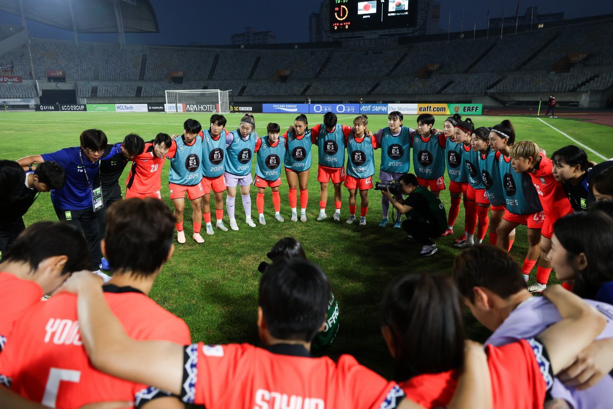 신상우 감독이 이끄는 여자축구대표팀은 13일 화성종합경기타운에서 진행 중인 일본과 2025 EAFF E-1 챔피언십 2차전 전반을 0-1로 뒤진 채 마쳤다. 대표팀은 로테이션을 가동한 일본과 달리 주전 멤버들을 대거 기용하며 기대 이상의 경기력을 보였지만 전반 36분 나루미야에게 선제 골을 내줬다. 사진제공│대한축구협회