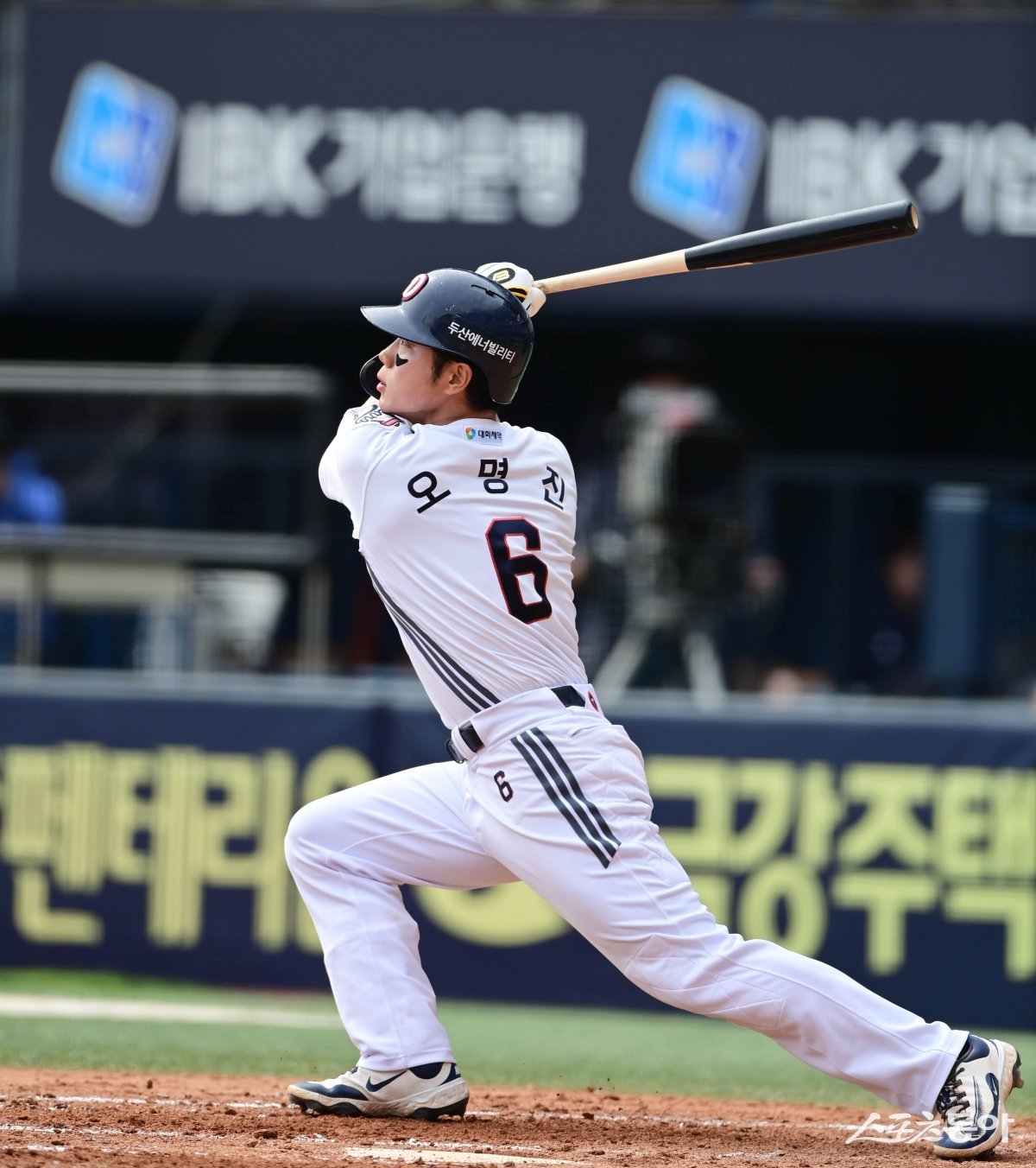 두산은 전반기 내내 어려움을 겪었지만, 젊은 야수들의 성장은 분명 위안거리였다. 2루수와 유격수를 오가며 힘을 보탠 오명진, 신인 박준순, 2년차 임종성 등 젊은 피가 충분한 가능성을 보여줬다. 스포츠동아 DB