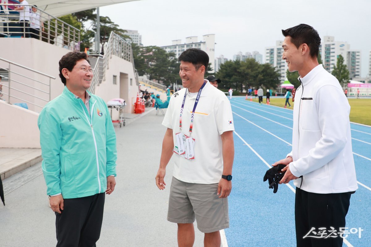 이상일 용인특례시장이 올해 출전한 모든 국제대회에서 우승하며 7연승을 달성한 우상혁 선수에게 직접 축하 전화를 걸어 격려의 뜻을 전했다(이상일 시장이 지난 5월 29일 구미에서 열린 아시아육상 경기선수권대회를 찾아 우상혁 선수를 격려하는 모습). 사진제공｜용인시