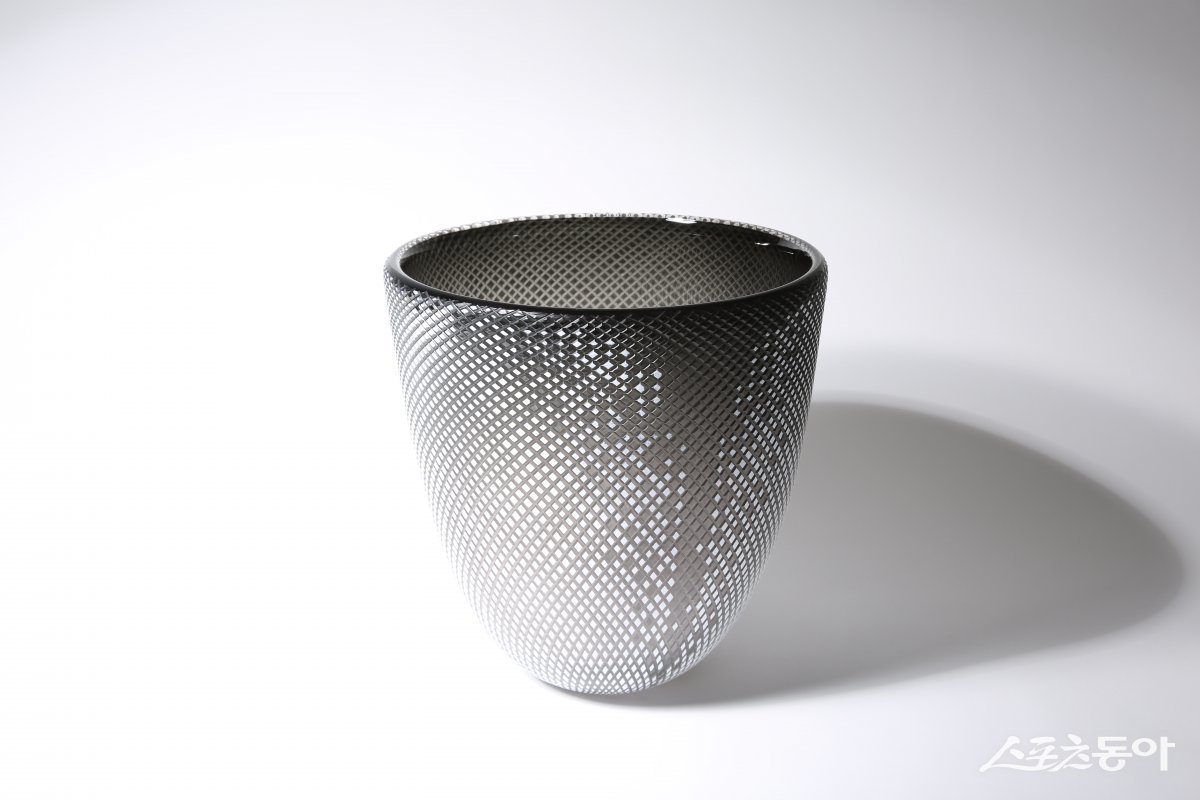 청주시와 청주시한국공예관은 14일 SK키파운드리와 협업한 유리공예 특별전 ‘정밀의 언어’를 개최한다(길성식씨 작품). 사진제공｜청주시