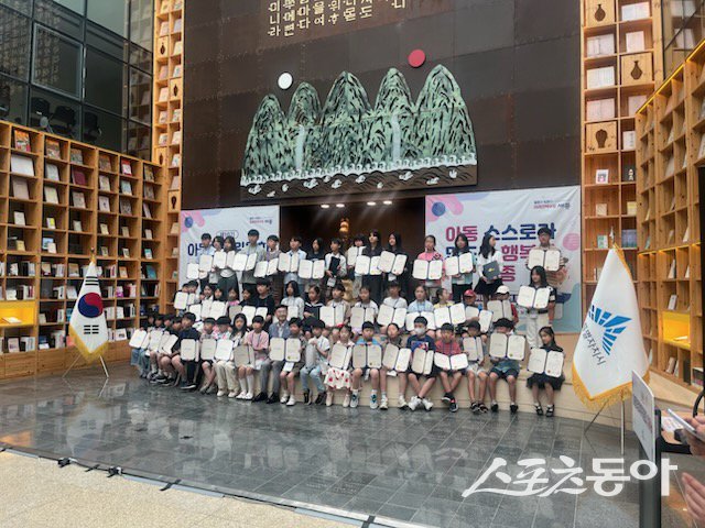 세종특별자치시(시장 최민호)가 지난 12일 시청 책문화센터에서 제10기 아동참여위원회 위촉식 및 오리엔테이션을 개최하고, 아동 권리 증진과 참여 활성화를 위한 본격적인 행보에 나섰다. 사진제공|세종시