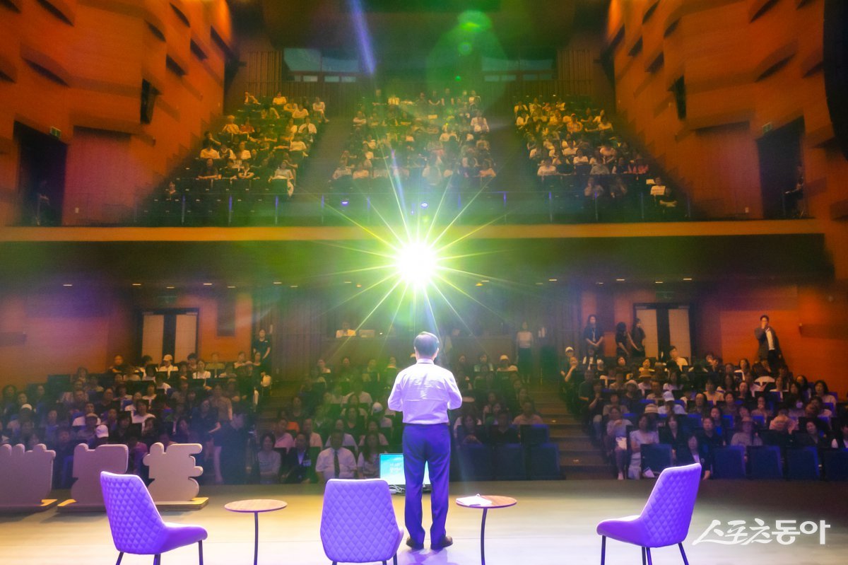 박승원 광명시장(사진 가운데)이 지난 12일 광명시민회관에서 열린 ‘공감콘서트’에서 시민들과 소통하고 있다. 사진제공｜광명시