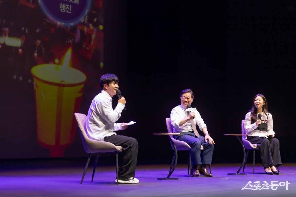 박승원 광명시장(사진 가운데)이 지난 12일 광명시민회관에서 열린 ‘공감콘서트’에서 시민들과 소통하고 있다. 사진제공｜광명시