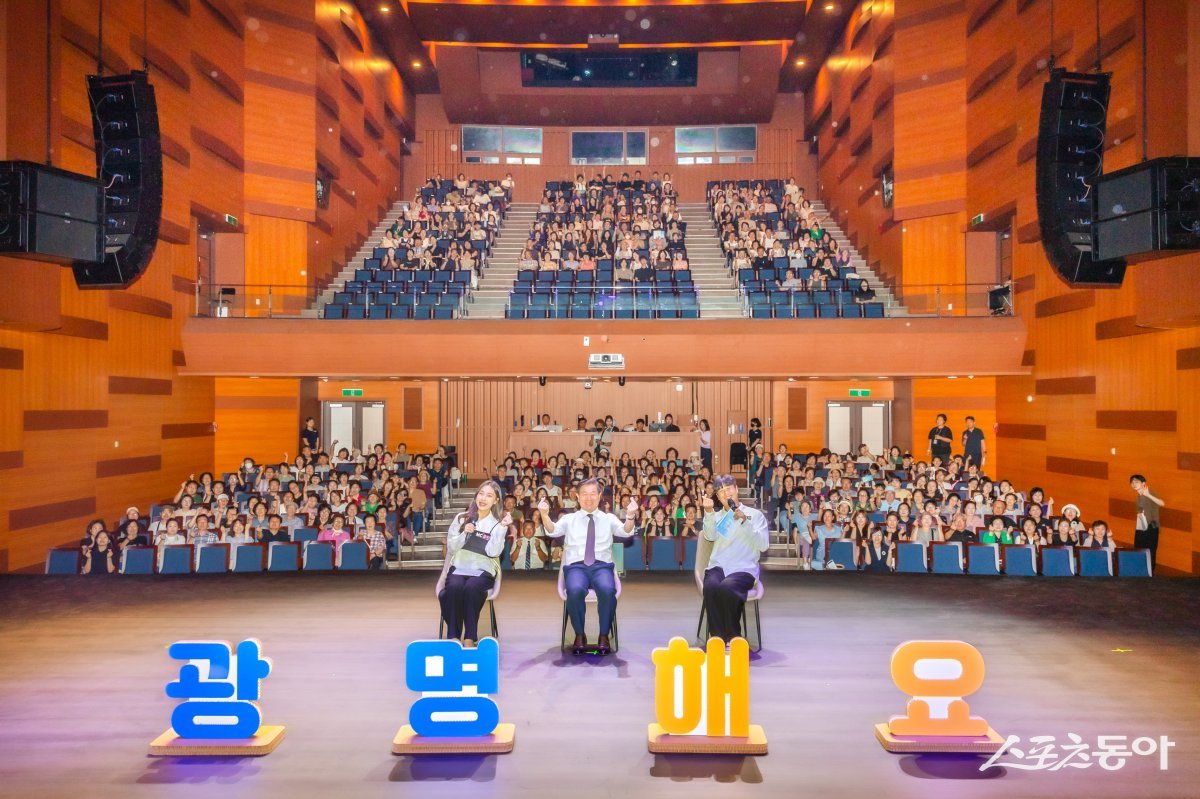 박승원 광명시장(사진 가운데)이 지난 12일 광명시민회관에서 열린 ‘공감콘서트’ 참석자들과 기념사진을 촬영하고 있다. 사진제공｜광명시