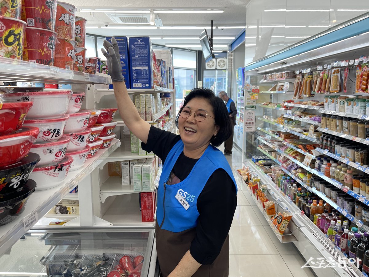 시흥시(시장 임병택)가 보건복지부와 한국노인인력개발원이 공동 주관한 ‘2024년 노인일자리 및 사회활동 지원사업’ 평가에서 전국 226개 지자체 중 ‘대상’에 선정되는 영예를 안았다(노인일자리에 참여 중인 어르신 모습). 사진제공|시흥시