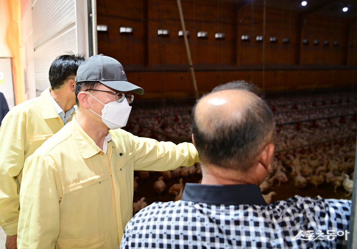 축산농가 애로사항 청취하는  김대순 경기도 행정2부지사(오른쪽 두번째)  사진제공ㅣ경기도북부청