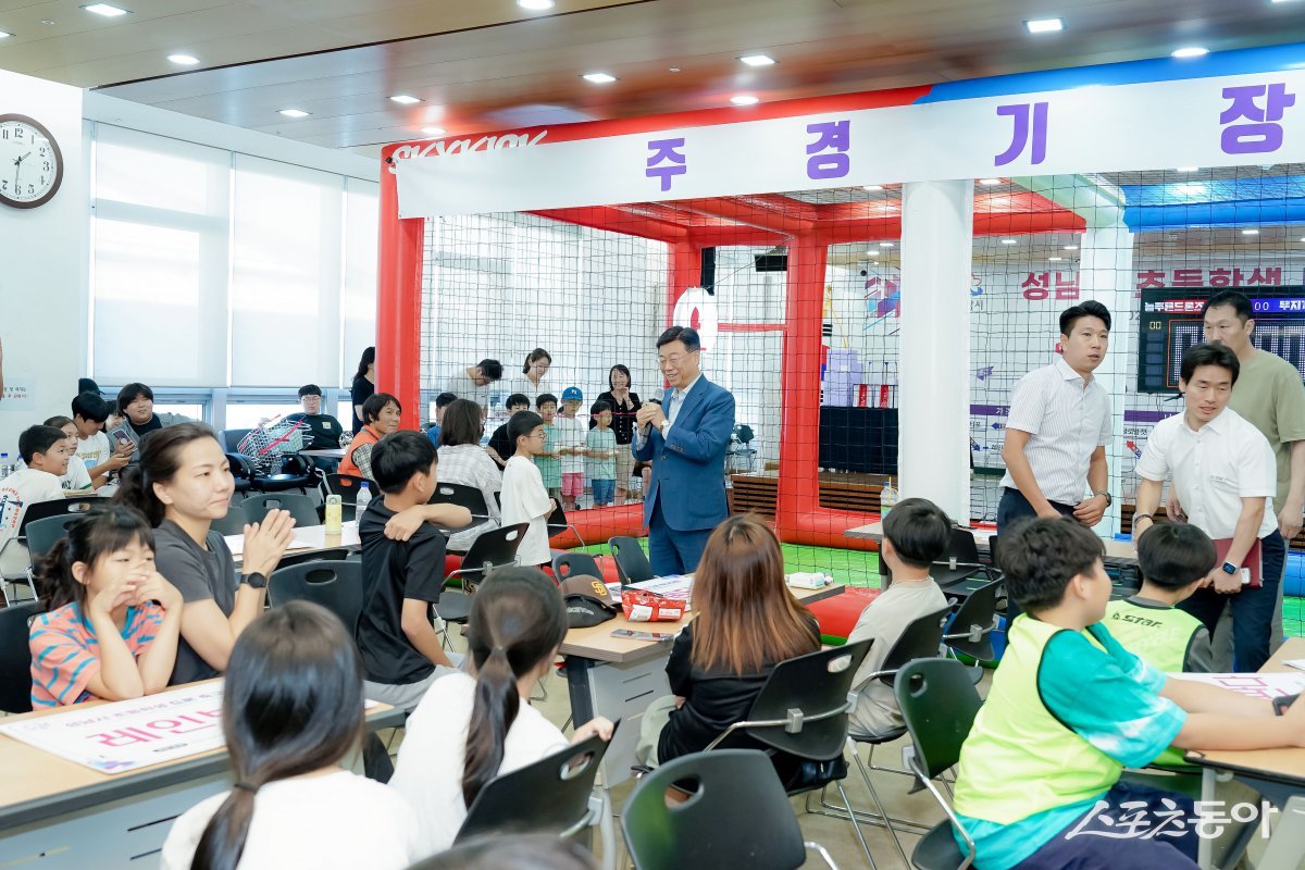 신상진 성남시장은 지난 12일 시청 한누리에서 개최된 ‘2025 성남시 초등학생 드론 축구대회’에서 학생들을 격려하고 있다. 사진제공ㅣ성남시