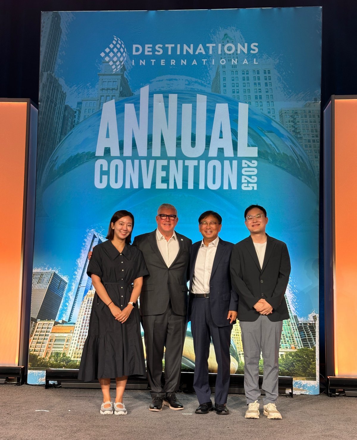 서울관광재단이 아시아 최초로 국제회의 파급효과 계산기 도입을 발표한 미국 시카고 ‘2025 세계도시마케팅협회 연례총회’. 왼쪽에서부터 임지수 서울관광재단 과장, 돈 웰시 세계도시마케팅협회 돈 회장, 이상열 고양컨벤션뷰로 사무국장, 김승환 서울관광재단 과장 사진제공|서울관광재단
